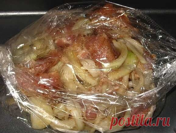 МЯСО С КАРТОФЕЛЕМ В РУКАВЕ - ОТЛИЧНАЯ ИДЕЯ НА УЖИН

Готовится очень просто, и подготовка продуктов занимает минимум времени. 
Мясо, приготовленное по этому рецепту, получается очень мягким и сочным, а картофель - ароматным. 

Ингредиенты: 
-400-500 гр. мяса (у меня свиная шейка) 
-картофель 6-8 средних шт. 
-шампиньоны (количество на ваше усмотрение) 
-1 помидор 
-1 болгарский перчик (можете добавить фасоль, цветную капусту, на ваш вкус). 
-1 большая луковица (репчатый) 
-...