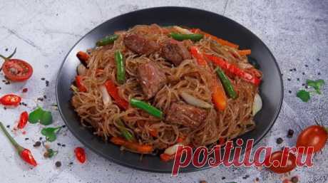 ЖАРЕНАЯ ФУНЧОЗА 

Мясо 300 грамм.
Чеснок 4/5 зубчика.
Лук 1 шт. средний.
Зелёный перец 1 шт.
Красный перец 1 шт.
Лапша фунчозы 500 грамм.
Репчатый лук 1 шт средний.
Томатная паста 1 ст.ложка.
1 пучок кинзы.
1 с.л. соли.
200 гр. подсолнечного масла.
1 ч.л.чёрного перца.
Смесь из приправ.

Фунчозу заливаем кипятком и убираем в сторонку. А пока на разогретой сковороде обжарить мясо до золотистого цвета, добавить лук соломкой. После добавить чёрный перец, смесь приправ, и тома...