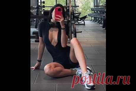 Возлюбленная Тимати поделилась откровенным видео из спортзала. Возлюбленная российского рэпера Тимати Валентина Иванова снялась в откровенном наряде. Модель поделилась видео, на котором она предстала позирующей перед зеркалом в спортзале. На размещенных кадрах она запечатлена в облегающем черном костюме, оформленном глубоким декольте, и белых кроссовках.