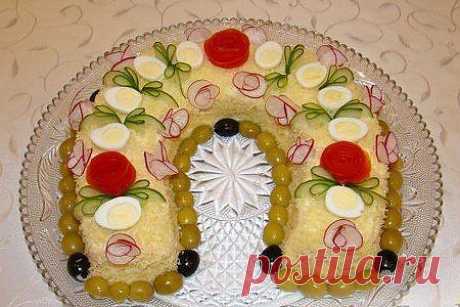 Новогодний салат «Подкова»
Источник Красота спасет мир

Яркий и очень вкусный новогодний салат, который соответствует стилю грядущего праздника - наступлению года Лошади. Это блюдо украсит ваш праздничный стол и прибавит новогоднего настроения вам и вашим гостям. Пора готовиться!

Надо:
Куриное филе (запеченное или отварное) - 2 шт., яйца куриные - 4 шт., морковь по-корейски - 200 г., лук красный - 1 шт., майонез - 300-400 мл, сыр твердый - 150-200 г.