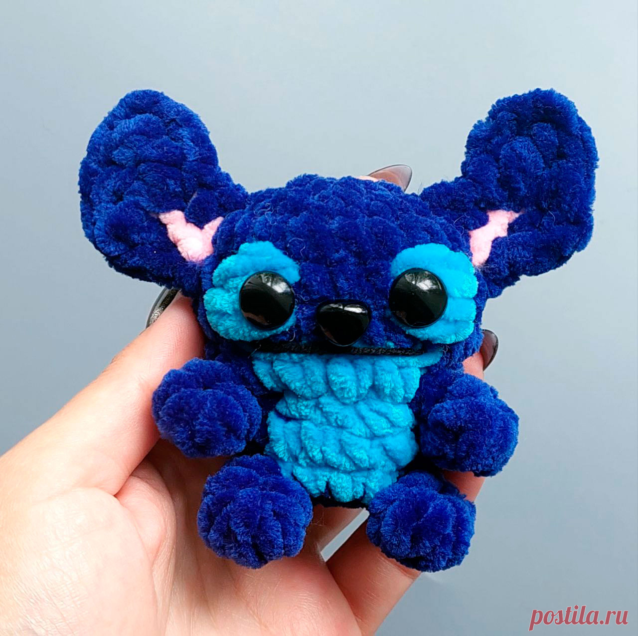 PDF Стич крючком. FREE crochet pattern; Аmigurumi toy patterns. Амигуруми схемы и описания на русском. Вязаные игрушки и поделки своими руками #amimore - маленький монстрик из плюшевой пряжи, плюшевый персонаж из мультфильма Лило и Стич, инопланетный гость, Дисней.