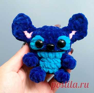 PDF Стич крючком. FREE crochet pattern; Аmigurumi toy patterns. Амигуруми схемы и описания на русском. Вязаные игрушки и поделки своими руками #amimore - маленький монстрик из плюшевой пряжи, плюшевый персонаж из мультфильма Лило и Стич, инопланетный гость, Дисней.