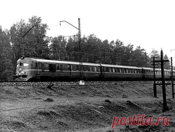 Старый Солнечногорск Дизель-поезд ДП-02 у платформы  Березки, 1956г.