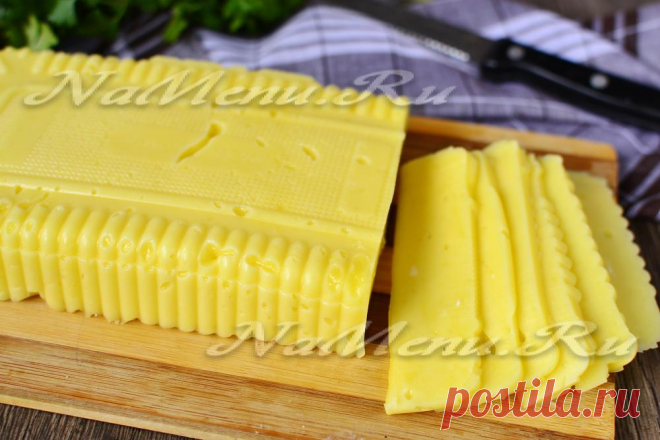 Твердый сыр дома - это просто! Если вы любите вкусный твердый сыр, то наш совет - готовьте его дома, самостоятельно! Он получается в таком случае и вкуснее магазинного, и полезнее. А рецепт такого сыра довольно простой и совсем несложный.