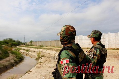 Власти Перу объявили чрезвычайное положение на границе с Эквадором. Власти Перу объявили чрезвычайное положение на границе с Эквадором сроком на шестьдесят дней на фоне конфликта в соседней стране с преступными группировками. Также сообщается, что министры обороны и внутренних дел Перу заявили о принятии необходимых мер для предотвращения проникновения преступных групп.
