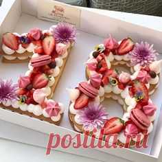 Happy birthday #gargeran #biscuit #cream #vanilla #flower #strawberry #macarons #chocolate #meringue #birthdaycake