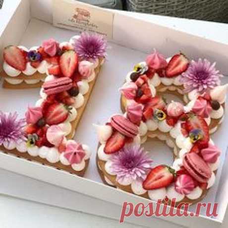 Happy birthday #gargeran #biscuit #cream #vanilla #flower #strawberry #macarons #chocolate #meringue #birthdaycake