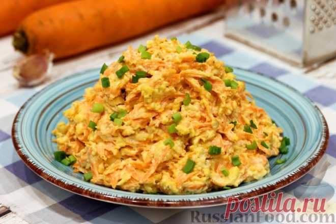 Рецепт: Салат из свежей моркови с колбасным сыром и чесноком на RussianFood.com