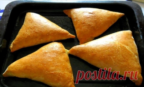 САМСА НА КЕФИРНОМ ТЕСТЕ С КУРИНЫМ МЯСОМ И КАРТОШКОЙ

Для теста: 

2 яйца; 
1 стакан кефира (250 мл); 
1 чайная ложка соли; 
3 столовые ложки подсолнечного масла; 
щепотка соды; 
щепотка лимонной кислоты; 
3,5—4 стакана муки; 
яйцо для смазывания верха самсы.

Для начинки: 

300 грамм куриного фарша; 
2 картофелины; 
3 луковицы; 
соль; 
чёрный перец; 
0,5 чайной ложки сухой приправы для птицы. 

В глубокую тарелку разбейте яйца и положите соль. Взбейте смесь вилкой. 
Добавь...