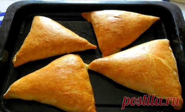 САМСА НА КЕФИРНОМ ТЕСТЕ С КУРИНЫМ МЯСОМ И КАРТОШКОЙ

Для теста: 

2 яйца; 
1 стакан кефира (250 мл); 
1 чайная ложка соли; 
3 столовые ложки подсолнечного масла; 
щепотка соды; 
щепотка лимонной кислоты; 
3,5—4 стакана муки; 
яйцо для смазывания верха самсы.

Для начинки: 

300 грамм куриного фарша; 
2 картофелины; 
3 луковицы; 
соль; 
чёрный перец; 
0,5 чайной ложки сухой приправы для птицы. 

В глубокую тарелку разбейте яйца и положите соль. Взбейте смесь вилкой. 
Добавь...
