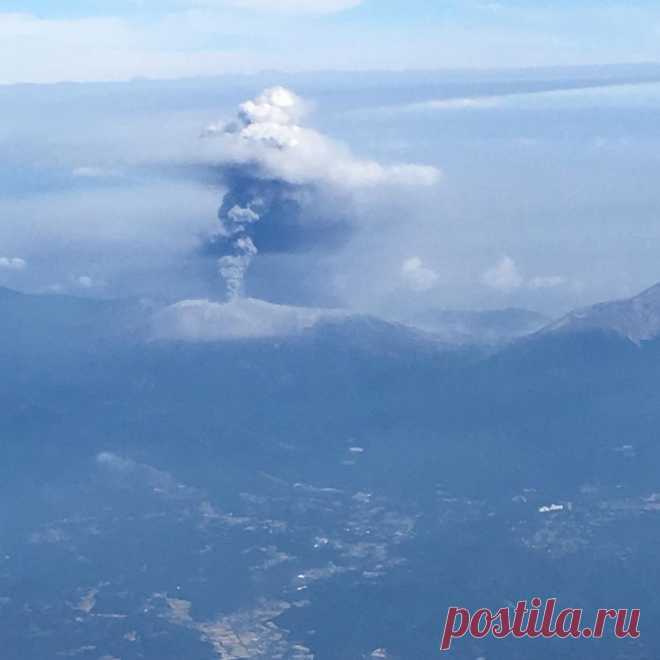 Пробуждение японского вулкана: фото и видео — National Geographic Россия