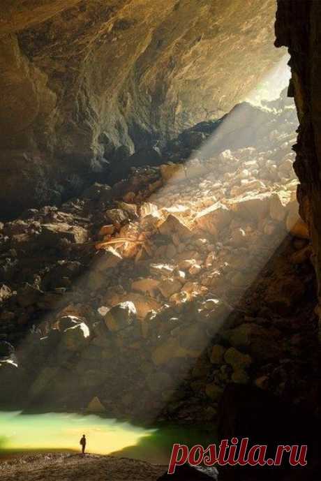 ПЕЩЕРА ХАНГ-ЕН, ВЬЕТНАМ.

Научный мир узнал об этой удивительной пещере только в 2009 году. Пещера Ханг Ен находится в труднопроходимых джунглях этой страны - Дунг Хан Сын. Её на протяжении веков вытачивала река Рао-Туонг в огромном известняковом массиве. Река, создавшая это чудо природы, в сезон засухи становится лишь маленьким ручейком, но зато в сезон дождей уровень воды в ней поднимается до 90 метров и Рао-Туонг продолжает совершенствовать одно из чудес природы – пещеру Ханг Ен.