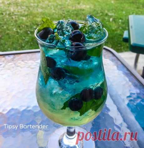 Blueberry Mint Cocktail - TipsyBartender.com The Blueberry Mint Cocktail is a layered cocktail that goes from shades of dark blue to a light green. This cocktail is made from: Mint Vodka