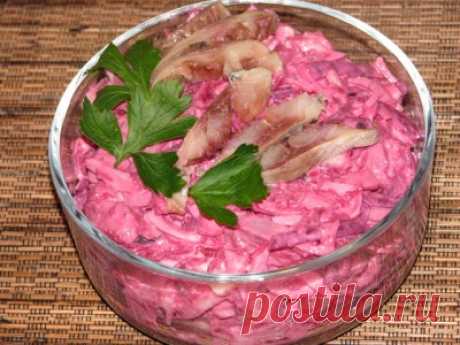 Вкусный салат с селедкой 
Альтернатива &quot;селедке под шубой&quot;
Ингредиенты: 
сельдь 1 шт. лук репчатый1 шт. яйца 4 шт. свекла 1-2шт. йогурт без добавок 250 г(у меня 150 г йогурта и 100г сметаны) сахар 2 ч.л.( я не добавляла) 
Спо…