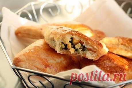 Слоёные пирожки с яйцом и зелёным луком