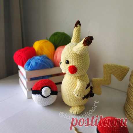 PDF Пикачу крючком. FREE crochet pattern; Аmigurumi toy patterns. Амигуруми схемы и описания на русском. Вязаные игрушки и поделки своими руками #amimore - плюшевый покемон Пикачу с покеболом, популярный персонаж аниме из плюшевой пряжи.