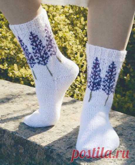 Белоснежные вязаные носки украшены очаровательными лиловыми люпинами (Вязание спицами)