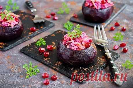 Ужин в виде свёклы, фаршированной рисом и изюмом | TASTY FOOD | Пульс Mail.ru Свёкла, яблоко, рис, изюм, масло сливочное, сахар, сметана, корица, листья корн-салата