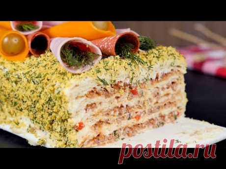 Торт с фаршем - Рецепты от Со Вкусом - YouTube 
Слоеное дрожжевое тесто - 250 г 
Фарш - 300 г 
Болгарский перец - 0,5 шт. 
Чеснок - 3 зуб. 
Томатная паста - 2 ст. л. 
ВОда - 100 мл 
Сливочное масло - 40 г 
Мука - 50 г 
Яйца - 3 шт.
Молоко - 600 мл 
Укроп по вкусу
Соль по вкусу
Перец по вкусу