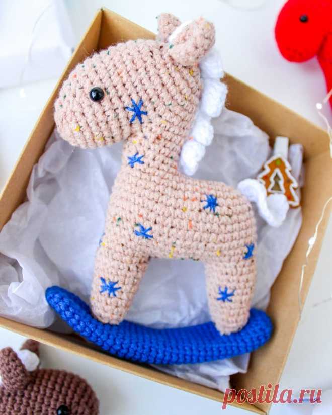 PDF Лошадка-Качалка крючком. FREE crochet pattern; Аmigurumi animal patterns. Амигуруми схемы и описания на русском. Вязаные игрушки и поделки своими руками #amimore - лошадь каталка, игрушечная лошадка качалка, конь.
