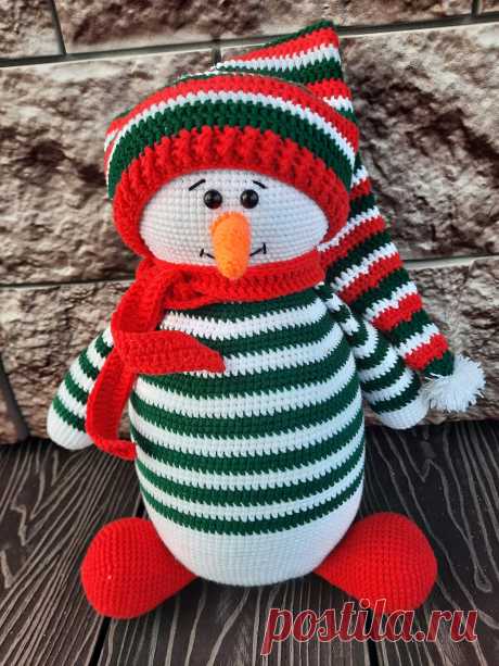PDF Снеговик крючком. FREE crochet pattern; Аmigurumi toy patterns. Амигуруми схемы и описания на русском. Вязаные игрушки и поделки своими руками #amimore - большой снеговик к Новому году, новогодний снеговичок.