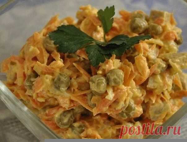 Салат "Купеческий"
200 г отв. неж. свинины; 
2 кр.морковки; 
1 лук. 
2 ст. л. сах; 
2 ст. л. укс; 
1/2 стакана кипятка; 
1/2 стак.консер. зеленого горошка; 
майонез, соль, перец ; 
раст.масло для жарки. 

Морковь натираем на ср. обжариваем до мягкости. 
Лук нарезаем кубиками. 
Смешиваем уксус, сахар +кипяток и маринуем лук  15 мин. 
Мясо отвариваем, нарезаем кубиками. 
Смешиваем лук, морковь, горошек, мясо, +майонезом, солим и перчим по вкусу