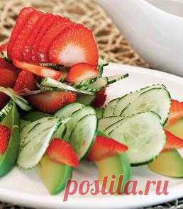 Салат из клубники, огурцов и авокадо
