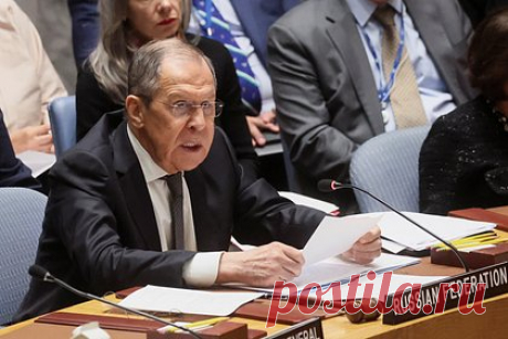 Лавров призвал Запад вести себя прилично. Глава МИД России Сергей Лавров заявил, что западному меньшинству следует вести себя прилично и уважать других членов мирового сообщества. С таким призывом он выступил на заседании Совбеза ООН в Нью-Йорке. Министр подчеркнул, что никто не разрешал Западу говорить от имени всего человечества.