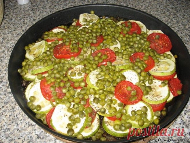 Кабачки, запеченные с помидорами и зеленым горошком