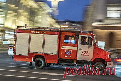 В Москве загорелось здание с хостелом и автосервисом. Здание, в котором находится продуктовый магазин, автосервис и хостел, загорелось на Ереванской улице в Москве. По информации канала, существует угроза обрушения маршевой лестницы. На месте работают пожарные, из здания эвакуируют людей. Информации о пострадавших не поступало.