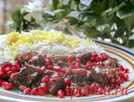 Говядина со сливами - БУДЕТ ВКУСНО! - медиаплатформа МирТесен Вкусно, ароматно и очень быстро. ИНГРЕДИЕНТЫ 600 г мякоти говядины 400 г слив 3 ст. л. растительного масла 50 мл красного сухого вина 1 ч. л. меда зерна половины граната соль, молотый черный перец розмарин МЕТОД Разогреть сковороду с растительным маслом. Мясо нарезать на небольшие куски, слегка