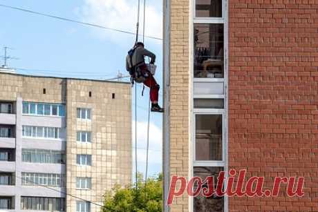 В Госдуме предложили ввести обязательное страхование капремонта на пять лет. Вице-спикер Госдумы Борис Чернышов предложил ввести обязательное страхование капитального ремонта на пять лет. Депутат направил на заключение правительства соответствующий законопроект, текст документа есть в распоряжении ТАСС. Чернышов отметил, что более 20 процентов работ по капремонту выполняются с нарушениями.