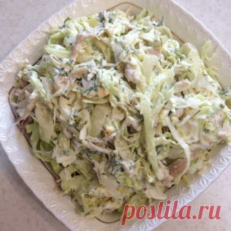 САЛАТ ИЗ СВЕЖЕЙ КАПУСТЫ
Быстрый, просто, доступный, вкусный, сочный салатик,у меня иногда вместо курицы в него идет мясо индейки.  Делаю и так, и на праздники тоже уходит на ура. Он очень сочный и очень сытный. Приносила на работу на день рождения, у меня никто не угадал точно, что входит в состав салата. 
Ингредиенты и способ приготовления смотрите на нашем сайте https://quharka.ru/recipes/100325/salat-iz-svezhej-kapusty.html?t=1445