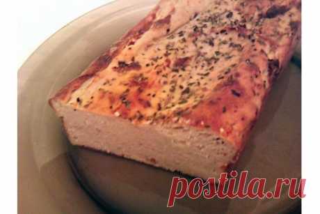 Куриный паштет

1 кг куриного мяса
3 ст.л. кукурузного крахмала
3 яйца
2 зубчика чеснока
1 средняя луковица
4 ст.л. йогурта
специи и травы по вкусу