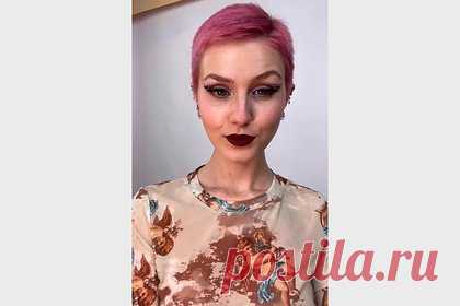 Блогерша окрасила волосы свеклой и показала результат. Блогерша Стелла Чини окрасила волосы свеклой в домашних условиях и показала результат. На размещенных кадрах девушка предстала с короткой стрижкой и преимущественно белого оттенка прядями. Впоследствии Чини продемонстрировала итог процедуры, позируя перед камерой с покрытыми насыщенным розовым цветом волосами.