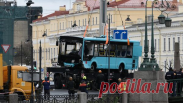 Водителя утонувшего в Петербурге автобуса доставили в суд
