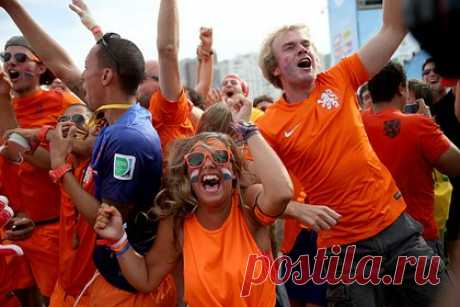 Нидерланды испугались публичного показа матча ЧМ-2022 между Францией и Марокко. Власти Нидерландов испугались публичного показа полуфинального матча чемпионата мира по футболу 2022 года между сборными Франции и Марокко. Встречу не будут транслировать в Амстердаме, Роттердаме, Гааге, Утрехте и других крупных городах, поскольку власти опасаются повторения беспорядков.