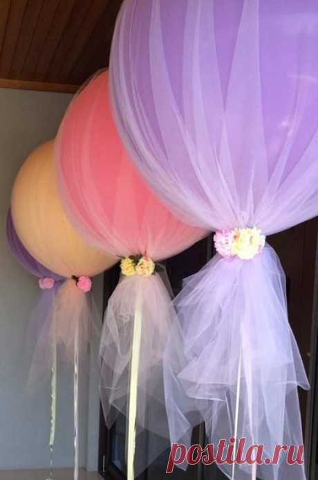Воздушные шары, украшенные тюлем. Простое и эффектное украшение праздника.