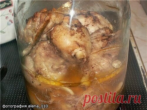 Вспоминаем Советские рецепты: Курочка в банке
Это вкусное и простое блюдо, готовили хозяюшки еще в советское время. При всей своей простоте, это безумно вкусно и нежно! Попробуйте, и этот рецепт станет для вас незаменимым!
Ингредиенты:
- 3 зубчика чеснока
- 1 курица (любые части) 1,5 кг
- 2 лавровых листа
- соль
- перец душистый
Приготовление:
1. Все очень простo! Берем курочку, режем ее на куски которые поместились бы в горлышко банки.
2. Солим перчим по вкусу.
3. А так - же берем об