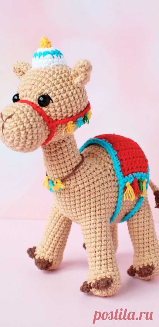 PDF Верблюжонок Али крючком. FREE crochet pattern; Аmigurumi animal patterns. Амигуруми схемы и описания на русском. Вязаные игрушки и поделки своими руками #amimore - верблюд, маленький верблюжонок с седлом.