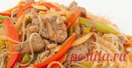 7 вариантов приготовления салата из фрунчозы 
Выбираем на любой вкус 
 
1. Фрунчоза по- корейски 
Для приготовления понадобится: 
Вермишель фунчоза – 145 гр 
морковь – 100 гр 
огурцы свежие – 145 гр 
перец сладкий – 45 гр 
чеснок – 15 гр 
зелень – 30 гр 
заправка для фунчозы – 115 гр 
Приступаем к приготовлению: 
Фунчозу залить кипятком на 5-7 мин., откинуть на дуршлаг и промыть холодной кипячёной водой. Все овощи, кроме чеснока и зелени, нашинковать тонкой соломкой, зелен...
