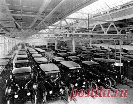 В 1914 году заявок на покупку Форда было так много, что машины красили только черной краской, она быстрей высыхала.