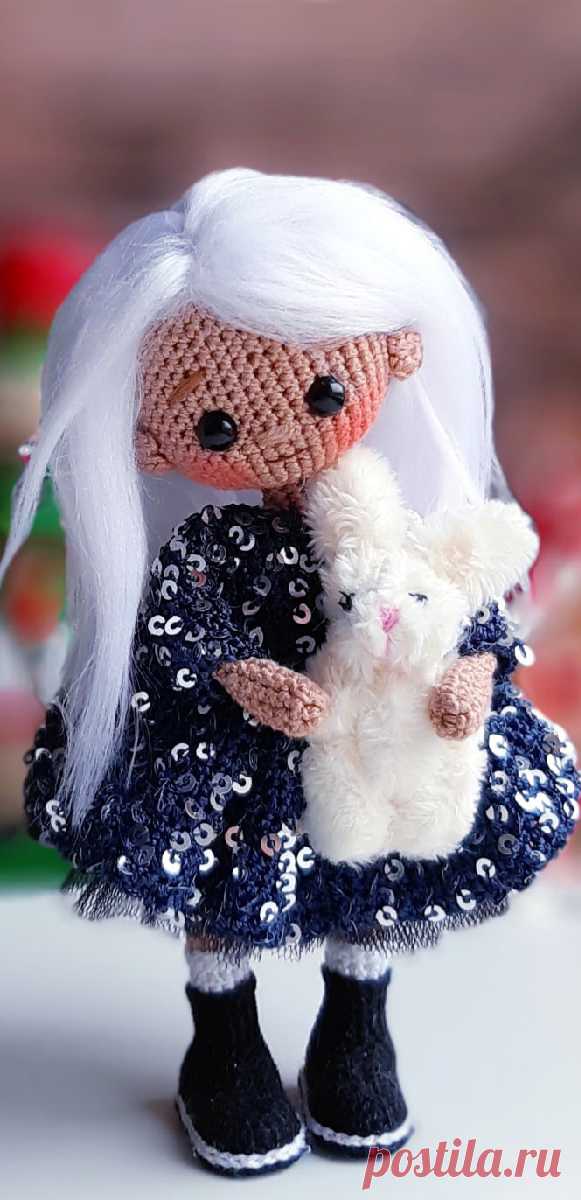 PDF Блондинка крючком. FREE crochet pattern; Аmigurumi doll patterns. Амигуруми схемы и описания на русском. Вязаные игрушки и поделки своими руками #amimore - маленькая кукла в платье, куколка, девочка.