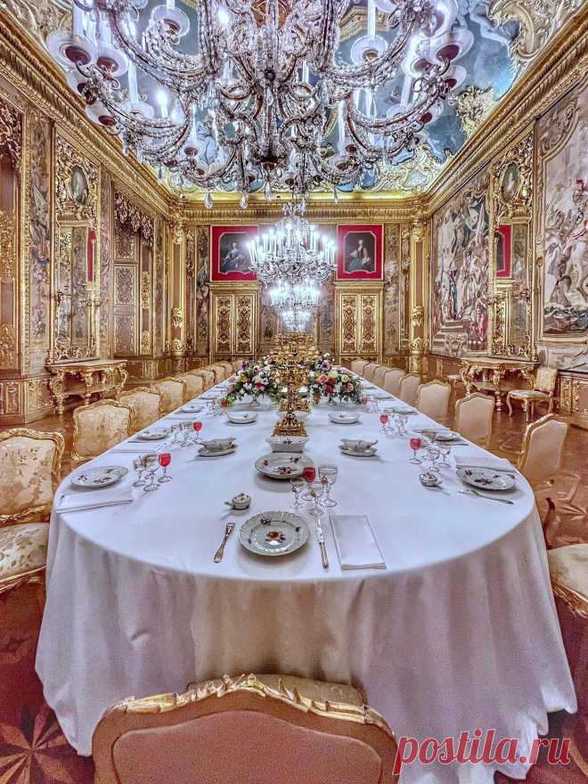 Столовая в королевском дворце Турина, Италия