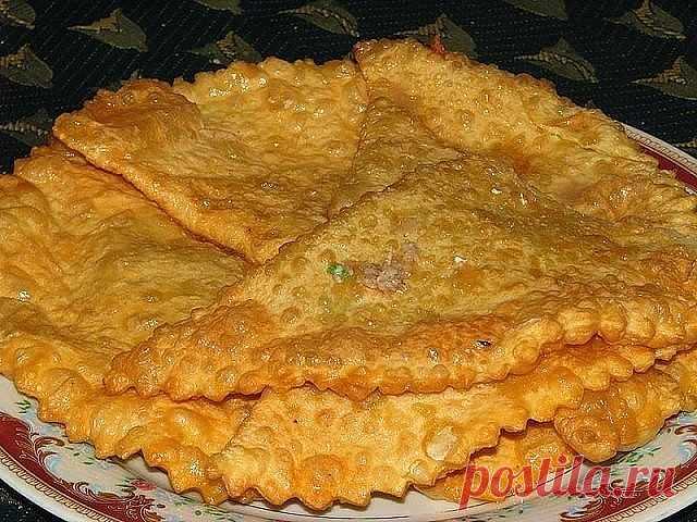 «Крымские» чебуреки из слоеного теста — правильный рецепт Это самые вкусные чебуреки, которые мне когда либо приходилось есть. Весь секрет в тесте — оно получается особенным! Попробуйте приготовить — очень вкусно! Продукты (примерно на 12 чебуреков): - 3 стакана муки, - 1 куриной яйцо (желток), - 1/3 ст стакана растительного масла, - 3/4 стакана воды, - 0,5 ч.л.соли Фарш — обычный, секрет этих чебуреков в тесте, поэтому фарш для них можно взять по своему-вкусу (я беру фарш...