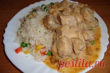 Мясо в сырном соусе 
Ингредиенты: 
1. Мясо ( 1,5 кг свиной шеи) 
2. Шампиньоны (0,5 кг свежих или банка 400 г маринованных, лучше цельных) 
3. Сыр плавленый 250 г. 
Показать полностью…
