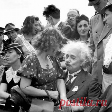 Альберт Эйнштейн с дочерью на коленях на открытии еврейского павильона на Всемирной выставке в Флашинг-Медоус, Нью-Йорк, 1939 год.