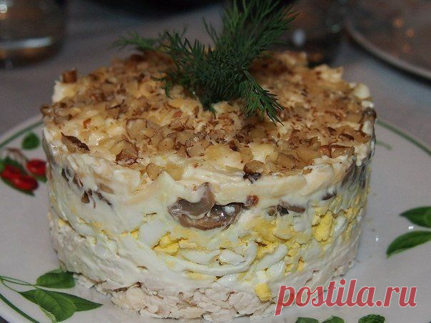 Как приготовить салат с курицей , грибами и грецким орехом - рецепт, ингридиенты и фотографии