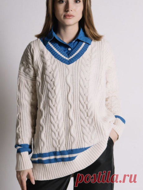 Пуловер  оверсайз с рельефным узоров в виде жгутов и шишечек – защипов с отделкой полосами голубого цвета (схема узора)