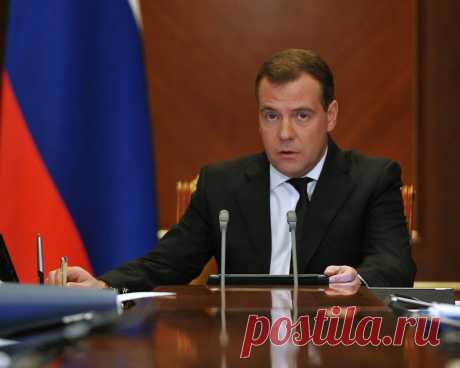 Медведев объявил, что бесплатную приватизацию жилья сделают бессрочной, хотя ранее призывал завязывать с ней 
Премьер-министр РФ Дмитрий Медведев сообщил, что бессрочная бесплатная приватизация жилья в ближайшее время будет оформлена законодательно. Без этого она должна была завершиться 1 марта."Предложил ко…